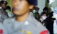 Penyidik KPK lengkap dengan rompi kremnya diterima Mardani dan kuasa hukum PKS Zainuddin Paru di lobi kantor DPP PKS.