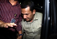     Hidayat Batubara tiba di gedung KPK, Jakarta, sekitar pukul 22.45 WIB. Lamhot Aritonang/detikFoto.
