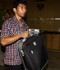 Ada juga seorang pria berbaju kotak-kotak yang membawa koper milik  Bupati Mandailing Natal, Hidayat Batubara. Lamhot Aritonang/detikFoto.