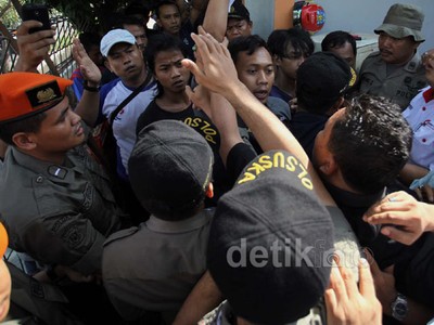 Saling Dorong Warnai Penggusuran Kios di Tebet