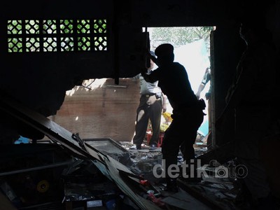 Puluhan Kios di Stasiun Tebet Dibongkar