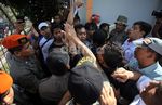 Saling Dorong Warnai Penggusuran Kios di Tebet