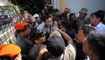 Saling Dorong Warnai Penggusuran Kios di Tebet
