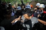 Saling Dorong Warnai Penggusuran Kios di Tebet