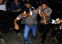 Surung Panjaitan memasuki gedung KPK dengan pengawalan ketat. Lamhot Aritonang/detikFoto.