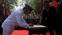 Syamsudin Noor menandatangani surat pelantikan.