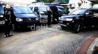 Enam mobil yang disita dari kantor PKS tiba di gedung KPK sekitar pukul 15.50 WIB. Lamhot Aritonang/detikFoto.