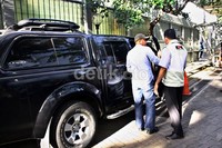 Petugas memarkir mobil Nissan Navara. Lamhot Aritonang/detikFoto.