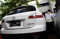 Penyidik memeriksa mobil Mazda CX 9 yang disita dari kantor saat tiba di gedung KPK. Lamhot Aritonang/detikFoto.