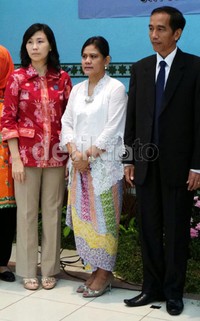 Acara tersebut juga dihadiri istri Jokowi, Iriana dan istri Basuki Tjahaja Purnama, Veronica.