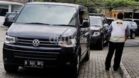Mobil-mobil itu dibawa sekitar pukul 14.30 WIB.
