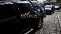 Satu persatu mobil tersebut meninggalkan kantor PKS.