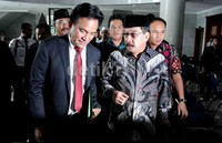 Antasari dan Yusril berbincang sebelum sidang di mulai. Antasari mengajukan gugatan ke MK karena ia mengaku punya bukti baru (novum) bahwa dirinya tidak terlibat pembunuhan Nasrudin. Sayang, saat novum tersebut hendak diajukan, kesempatan mengajukan PK dibatasi oleh UU. Ia pun meminta MK mencabut ketentuan tersebut dan membolehkan PK lebih dari sekali.