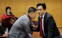 Yusril bertemu dengan anggota Komisi III DPR Ahmad Yani. Ahmad Yani juga memberi keterangan dalam sidang tersebut.