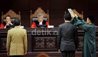 Yusril disumpah sebelum bersaksi.