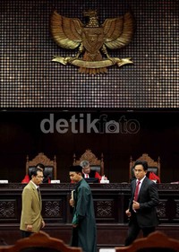 Yusril (kanan) dan aktivis Sri Bintang Pamungkas (kiri) menjadi saksi dalam sidang itu.