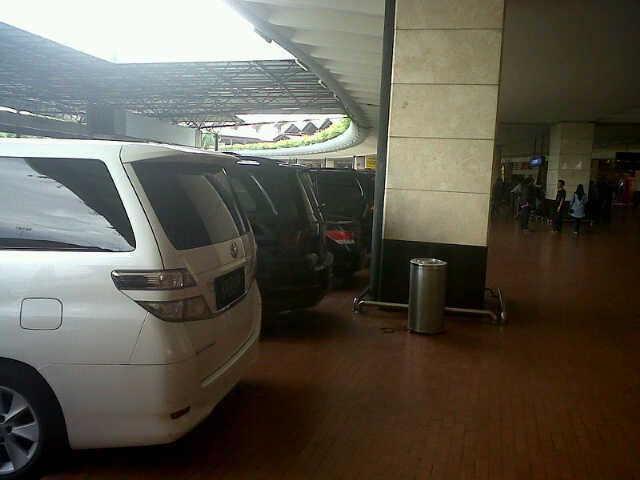 820 Gambar Mobil Mewah Di Depan Rumah HD Terbaru
