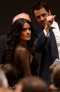 Aktris asal Meksiko, Salma Hayek ikut memberikan dukungannya. AFP PHOTO/Emmanuel Duand.