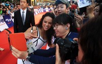 Ini dia seyum manis Michelle Rodriguez saat berfoto bersama fans. Chung Sung-Jun/Getty Images.
