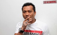 Anang pelan-pelan beralih ke electric ciggarate. Gusmun/detikFoto.
