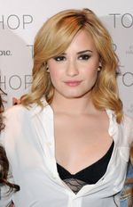 Rambut Pirang Demi Lovato