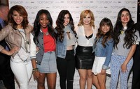 Demi Lovato berfoto bersama finalis X Factor musim kedua Fifth Harmony. Bryan Bedder/Getty Images for Topshop/AFP.