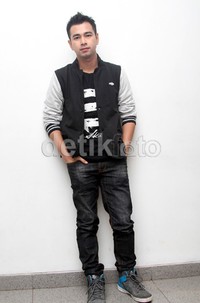Raffi dibalut kaus hitam, jaket hitam berlengan abu-abu, celana jeans hitam, dan sepatu abu-abu. Gus Mun/detikHOT.