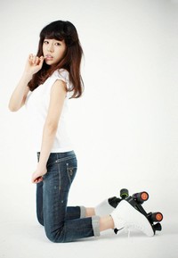Kaus putih dan celana jeans, kira-kira ini penampilan Sunny di 'Gee' atau 'Dancing Queen', ya? (SME)