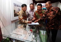 Direktur Utama PT Adhi Persada Realti Shoful Ulum (kiri), menjelaskan maket dari Cimone City. (dok Adhi Persada Realti).