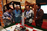 (Ki-ka) Jajaran Direksi PT Sugih Energy Fachmi Zakarsi, Wally A Saleh, Eros Djarot, dan  Andhika Anindyaguna berbincang di depan maket  kilang minyak dan gas milik PT Sugih Energy disela-sela pameran Indonesian Petroleum  Association (IPA). Lamhot Aritonang/detikFoto.