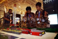 Pengunjung melihat maket milik PT Sugih Energy yang mengikuti pameran Indonesian Petroleum Association. Lamhot Aritonang/detikFoto.