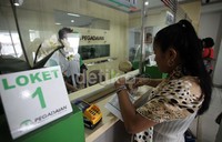 Mereka menggadaikan harta benda untuk mandapatkan dana tunai.