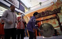     Dani Arifin selaku owner Plaza Kalibata memukul gong sebagai tanda diresmikannya new konsep Plaza Kalibata.