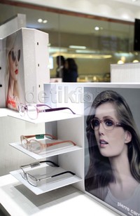 Brand-brand nasional maupun internasional turut menjadi tenant dalam pusat perbelanjaan ini