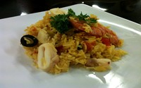 Seafood Paella berupa nasi kuning dengan berbagai isian yaitu ayam, udang, cumi, dan kerang. Warna kuning kemerahan khas berasal dari saffron dan saat dinikmati terasa pedas lada dan bubuk cabai yang menggugah selera.