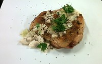 Black Pepper Chicken With Sour Cream And Mushroom, berupa ayam tanpa tulang yang dipanggang lalu disiram dengan campuran bumbu paprika, jamur, sour cream, bawang bombay, dan garam. Tekstur ayam lembut dan juicy semakin lengkap dengan bumbu yang gurih asam.