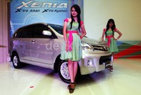 Dua orang model berpose dengan Daihatsu Xenia saat peluncuran di Hotel Shangri-La, Jakarta.
