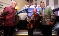 Presiden Direktur ADM Sudirman bersama CEO PT Astra Internasional Tbk-Daihatsu Sales Operation Suparno Djasmin dan Senior Executive ADM Takashi Nomoto hadir dalam peluncuran tersebut.