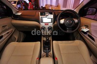 Perubahan lainnya terjadi pada desain stir, perbaduan sentuhan aksen krom pada panel seperti center cluster, AC slide register, M/T shift knob hingga power window.