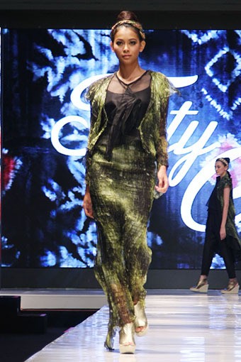 Jakarta, Indonesia - 13 Mei. Tuty Cholid. Jakarta Fashion & Food Festival 2013 at Grand Ballroom Harris Hotel. Kelapa Gading. 13 Mei 2013. Jakarta. [Foto: Mohammad Abduh/Wolipop]