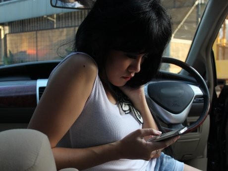Cewek Lebih Senang Main HP di Mobil Daripada Cowok