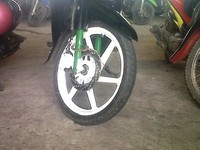 Ada-ada saja akal pemilik motor menjaga motor tidak digondol maling. (Foto Fachrul Hanafi).