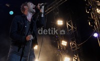 Damon Albarn menyapa penggemarnya di Indonesia.