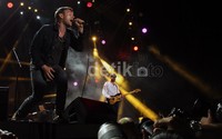 Damon tampil begitu energik, sementara Alex James begitu cool saat membetot bass-nya.