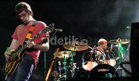 Graham Coxon dan Dave juga tak kalah bersemangat.