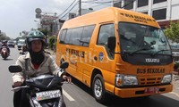     Sebuah bus sekolah melintas di kawasan Cililitan, Jakarta Timur.
