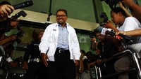 Eko yang memakai baju tahanan keluar dari gedung KPK, Jakarta. Lamhot Aritonang/detikFoto.