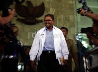 Eko hanya melempar senyum saat keluar gedung KPK, Jakarta. Lamhot Aritonang/detikFoto.