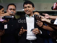 Gatot tadi diperiksa oleh penyidik sebagai saksi pencucian uang untuk Luthfi. Menurutnya di tengah pemeriksaan, penyidik meminta izin jika materi bisa dialihkan ke perkara Ahmad Fathanah. Lamhot Aritonang/detikFoto.