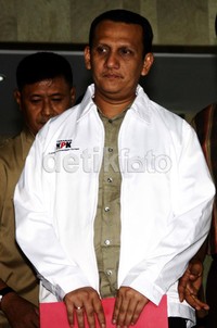 Setelah diperiksa sejak Rabu (15/5) kemarin, Hidayat keluar dari Gedung KPK, Kamis (16/5) sekitar pukul 16.50 WIB. Lamhot Aritonang/detikFoto.